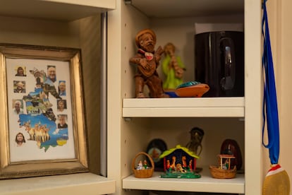 Une étagère dans la maison parisienne de Ricardo Eyzaguirre, avec une carte du Pérou avec les visages de ses huit frères, dont cinq font également de la musique.
