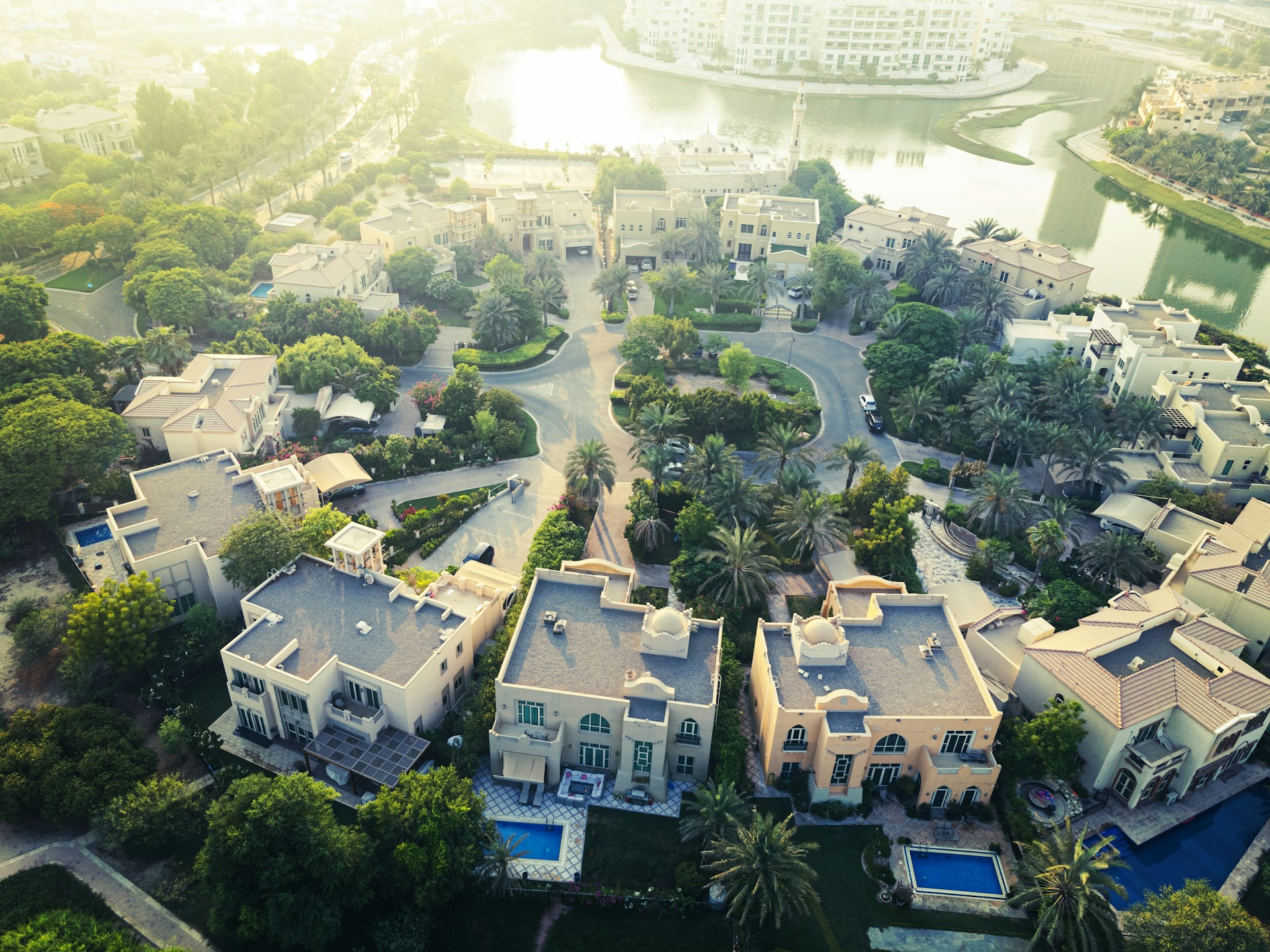 Quels sont les défis uniques liés à la gestion des propriétés de luxe Airbnb à Dubaï et comment une société de gestion immobilière peut-elle vous aider ?