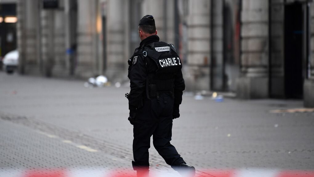 Un gendarme monta guardia en el lugar donde se produjo un ataque en Estrasburgo. - Archivo