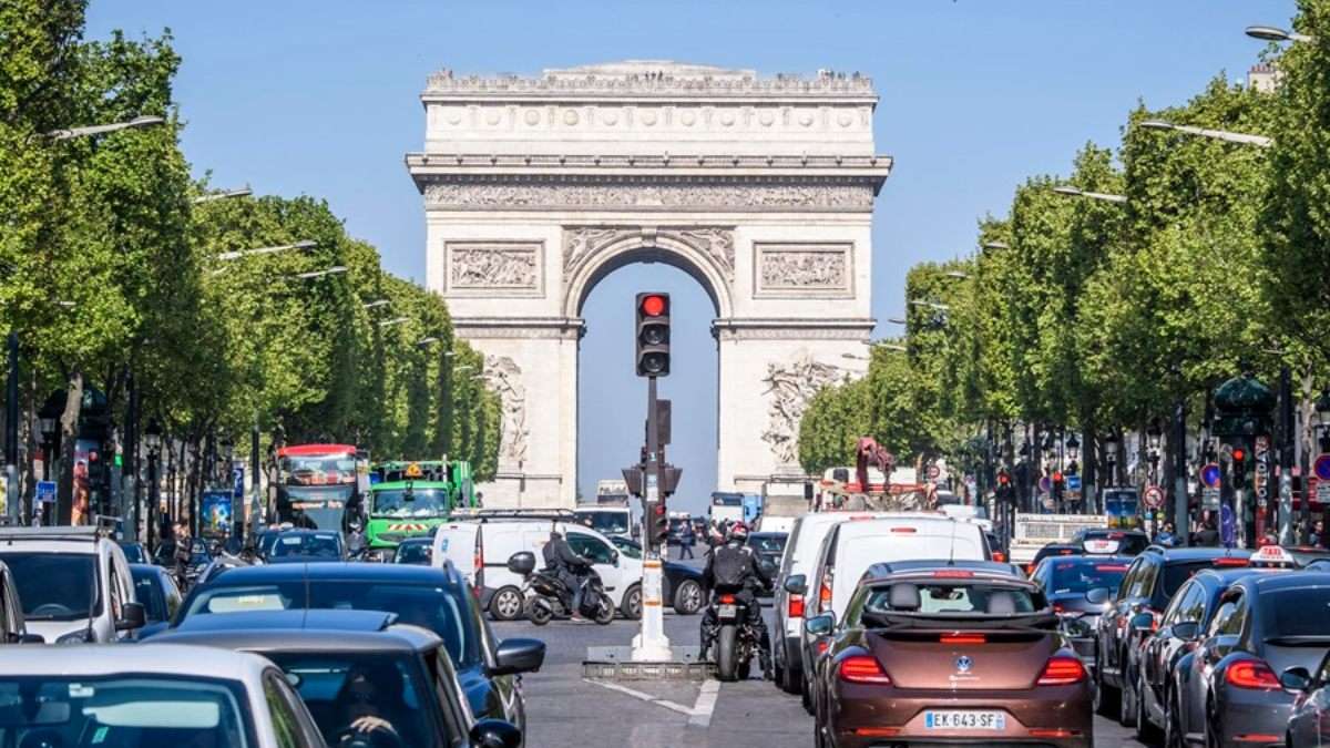 Tráfico denso en la avenida de los Campos Elíseos de París - EFE / Christophe Petit Tesson