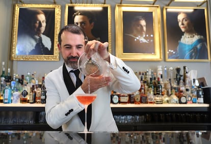 David Pérez, Barman de l'hôtel Mandarin Oriental Ritz à Madrid, finalise l'élaboration du cocktail Lucien Gaudin.