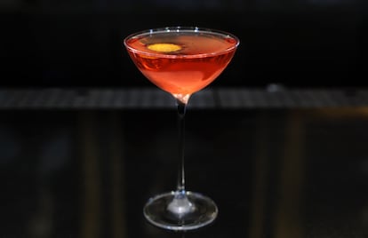 Le cocktail Lucien Gaudin qui est servi dans l'image (le bar de l'hôtel Ritz Oriental Barrain à Madrid) porte Genève, Dry Vermu, Cointreau, Campari et «Bitter» d'Orange.