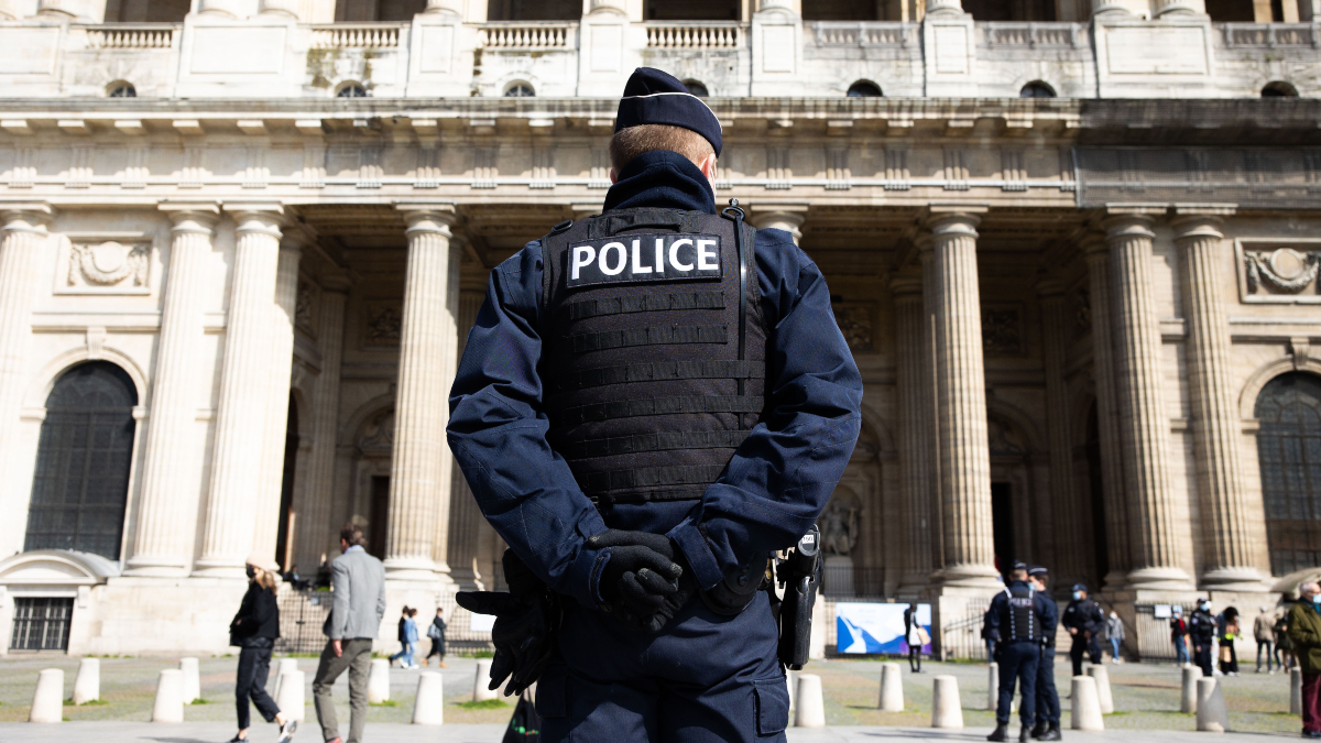 Une alerte à la bombe force l'évacuation du siège de la chaîne française BFM TV à Paris