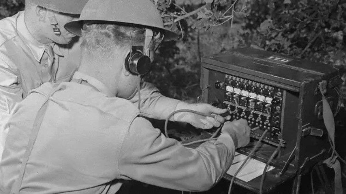 Des soldats écoutent la radio en pleine Seconde Guerre mondiale