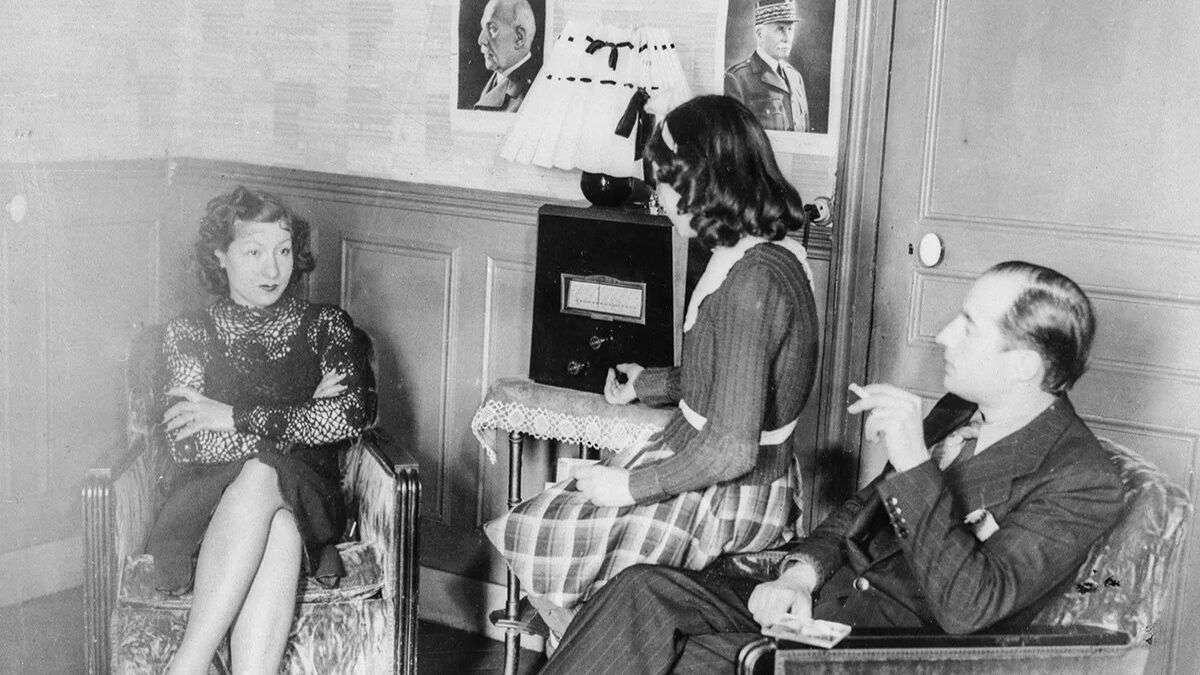 Une famille française écoute la radio en 1941