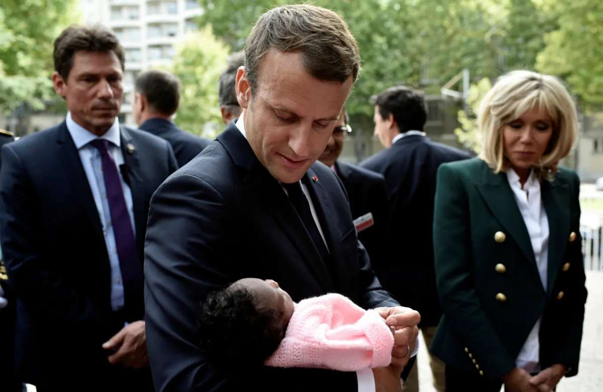 La France regarde vers l'avenir et propose une stratégie pour encourager les jeunes à avoir des enfants