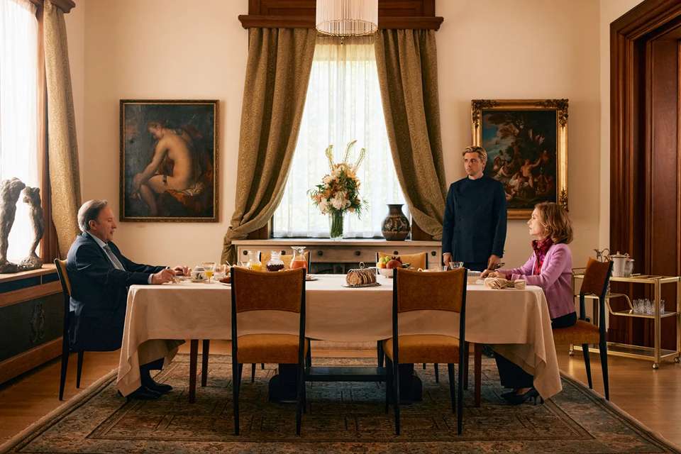 Huppert, une fortune infinie et un artiste parasite : comédie noire chez millionnaires