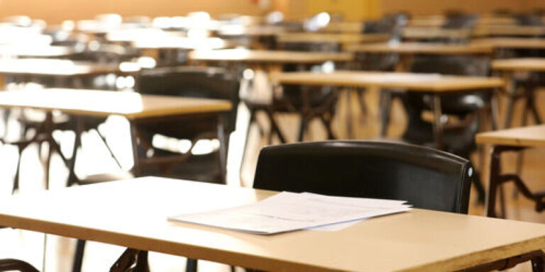 Comment les nouveaux tests de langue affectent-ils les Américains qui s’installent en France ?