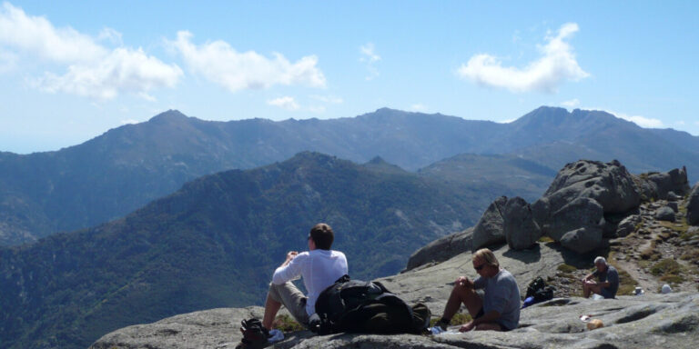 Comparatif des meilleurs itinéraires de randonnée de France : du GR20 de Corse au GR10 des Pyrénées