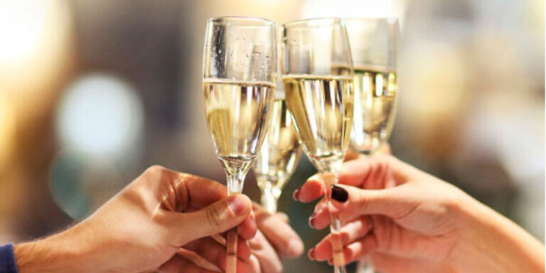 Tchin tchin, santé, contact visuel : les mots et rituels des apéros français