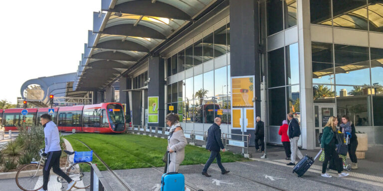 Vidéo : de longues files d&rsquo;attente ce matin au contrôle des passeports à l&rsquo;aéroport de Nice