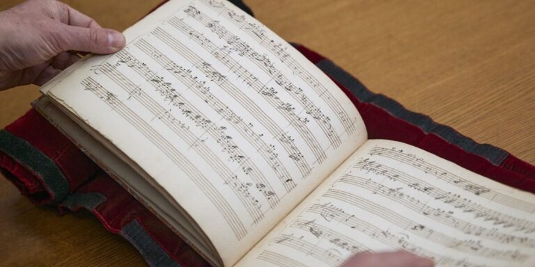 « C&rsquo;était comme une hallucination » : un conservateur français raconte comment il a trouvé le manuscrit de Mozart par hasard