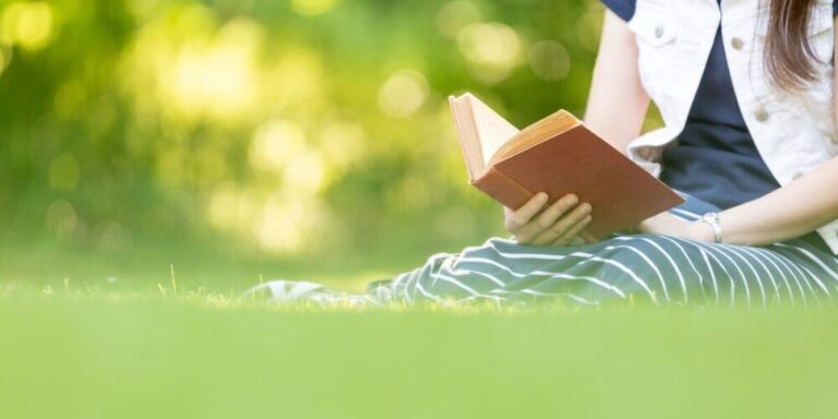 Cinq romans français à lire cet été pour améliorer vos compétences linguistiques