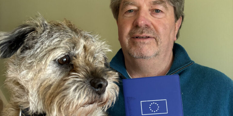 « Dernière goutte » : un propriétaire de chien britannique va vendre sa maison française en raison des nouvelles règles sur le passeport pour animaux de compagnie