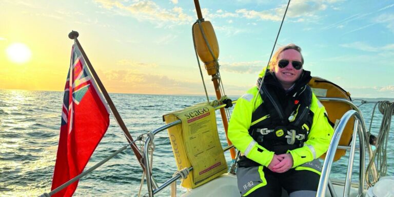 Guide du débutant à la voile en France : destinations, charters et conseils
