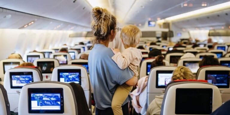 L’UE s’accorde sur les droits des passagers aériens : suppression des frais de siège familial et des frais de correction de fautes de frappe