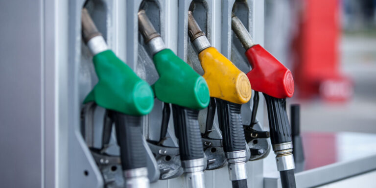 Les prix des carburants commencent à baisser en France mais est-ce que cela va assez vite ?