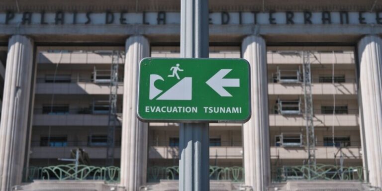 Pourquoi des panneaux d&rsquo;évacuation suite au tsunami ont été installés à Nice