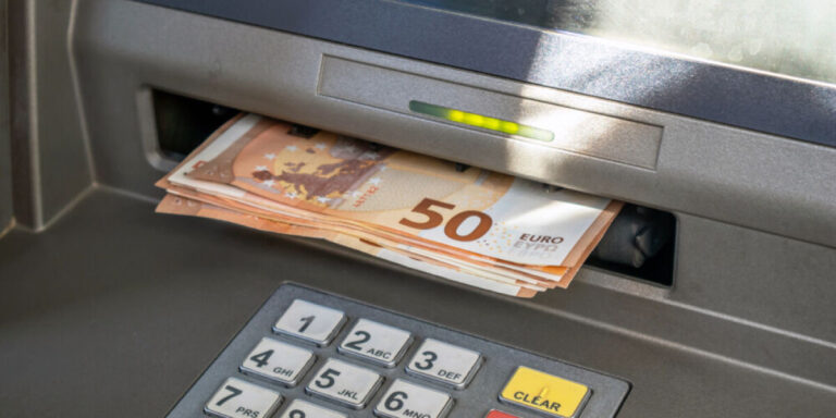 Que faire si une carte bancaire est avalée par un distributeur automatique français ?