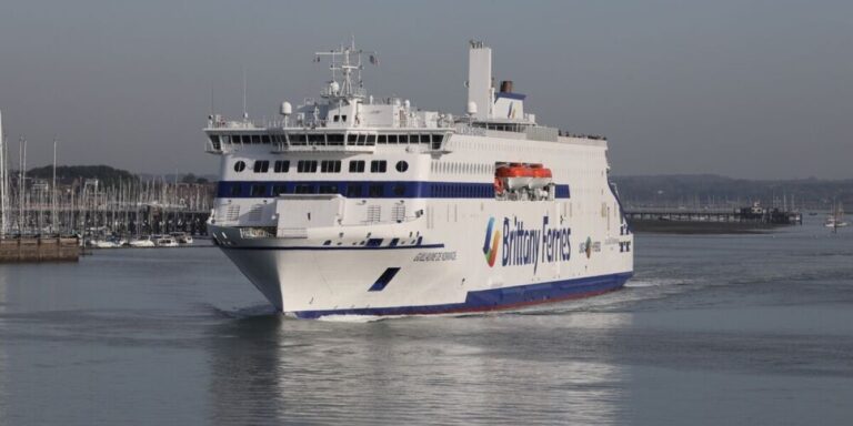 Brittany Ferries va mettre fin à deux liaisons entre le Royaume-Uni et la France et vendre deux ferries