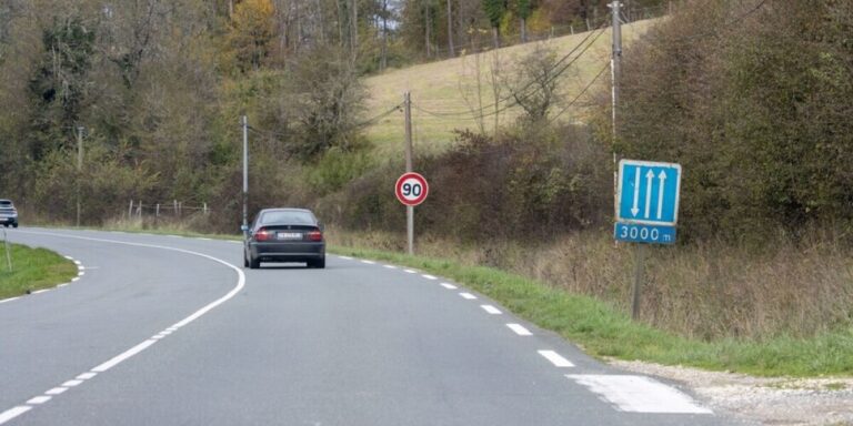 Comment savoir si la vitesse est limitée à 80 ou 90 km/h sur les routes françaises ?