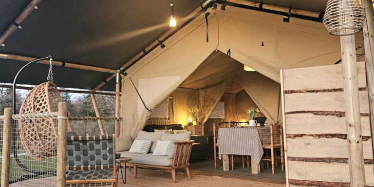 Comment un couple britannique a bâti une entreprise prospère de glamping et de camping dans la campagne française
