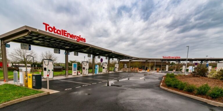 Des assistants de recharge pour véhicules électriques déployés dans les stations-services des autoroutes françaises très fréquentées