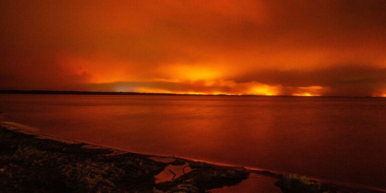 Incendies en France : incendie massif désormais à 15 km de Bordeaux, 220 000 personnes évacuées
