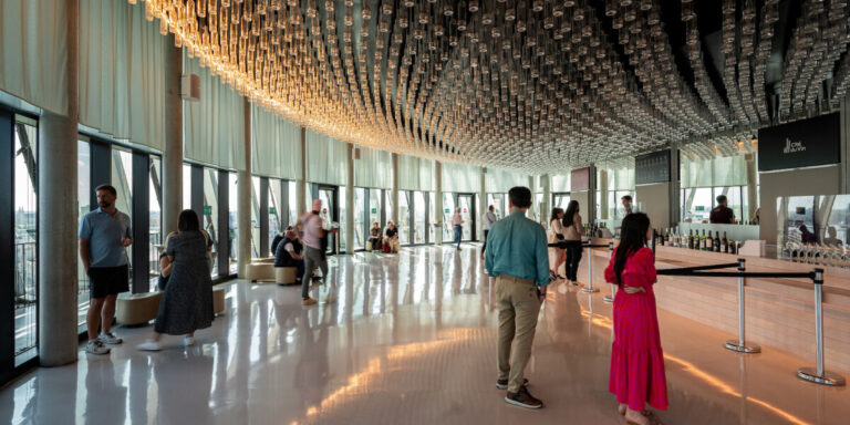 La Cité du Vin de Bordeaux fête ses 10 ans avec un cap de fréquentation