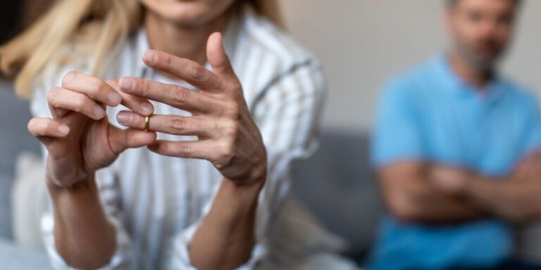 Le divorce décortiqué : garde, finances, erreurs courantes pour les résidents de France