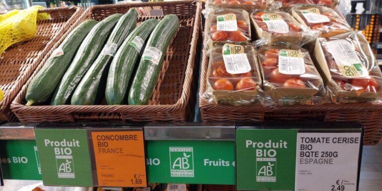 Les supermarchés français accusés de majorations plus élevées sur les fruits et légumes biologiques
