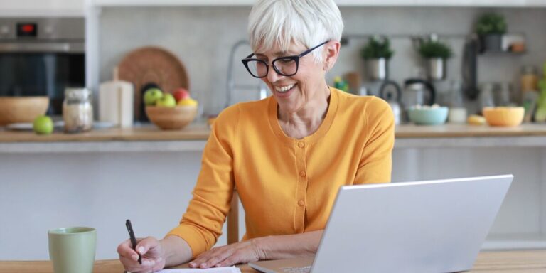 Peut-on vraiment apprendre une langue après 60 ans ? Ce tuteur montpelliérain dit oui