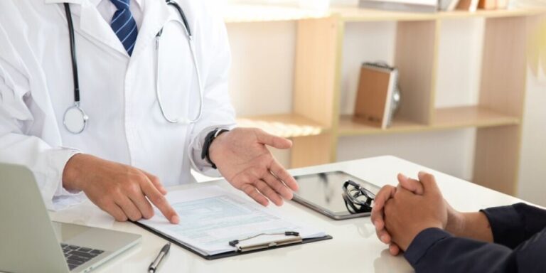 Quel niveau de revenus permet d&rsquo;accéder à l&rsquo;assurance complémentaire gratuite ou avantageuse en France ?