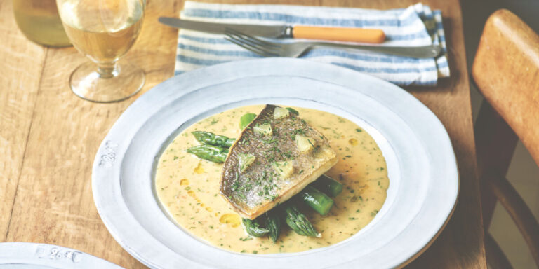 Recette : Daurade noire poêlée aux asperges & beurre blanc épicé