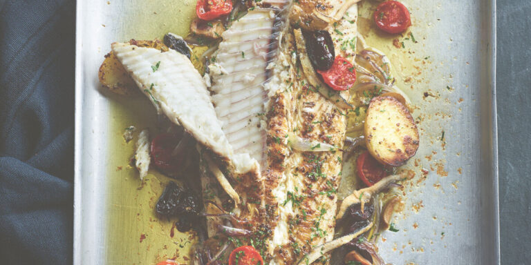 Recette : sole de Douvres entière cuite au four avec olives et tomates cloquées
