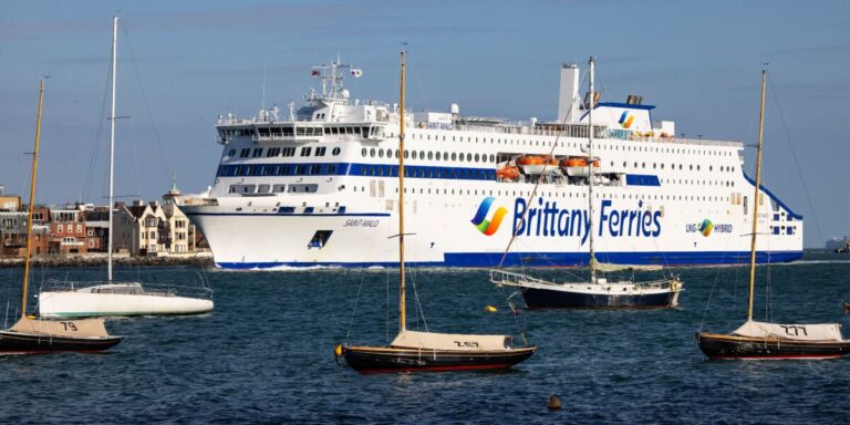 Une nouvelle taxe verte frappe les ferries de la Manche vers la France : d&rsquo;autres itinéraires sont-ils menacés ?