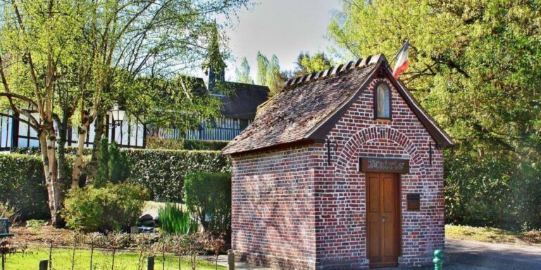 Une visite à la mairie en Normandie qui est plus petite qu&rsquo;une chambre