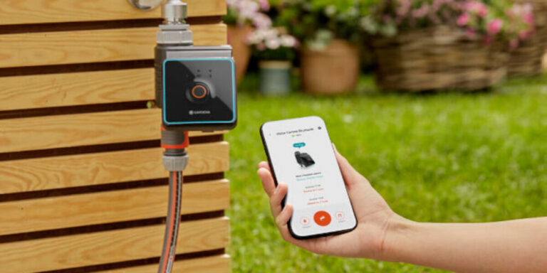 Conseils jardin pour le mois d’août : un système d’arrosage à distance et un désherbage
