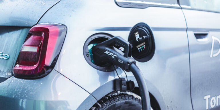 La France dévoile une aide à l&rsquo;achat et à la location de voitures électriques d&rsquo;occasion