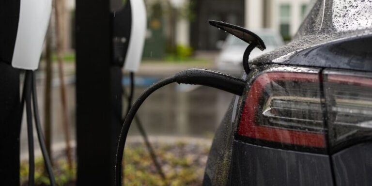 La France va-t-elle introduire une taxe par kilomètre sur les véhicules électriques, similaire à la nouvelle taxe britannique sur les véhicules électriques ?