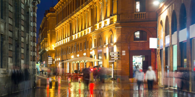 La mairie de Toulouse condamnée à une amende pour des magasins laissant les lumières allumées la nuit