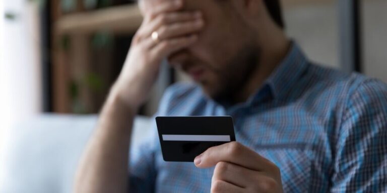 Le manque de téléphone mobile rend les opérations bancaires trop difficiles en France