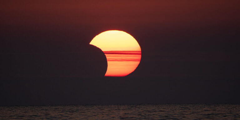 L&rsquo;éclipse solaire d&rsquo;aujourd&rsquo;hui en France : comment en profiter au maximum