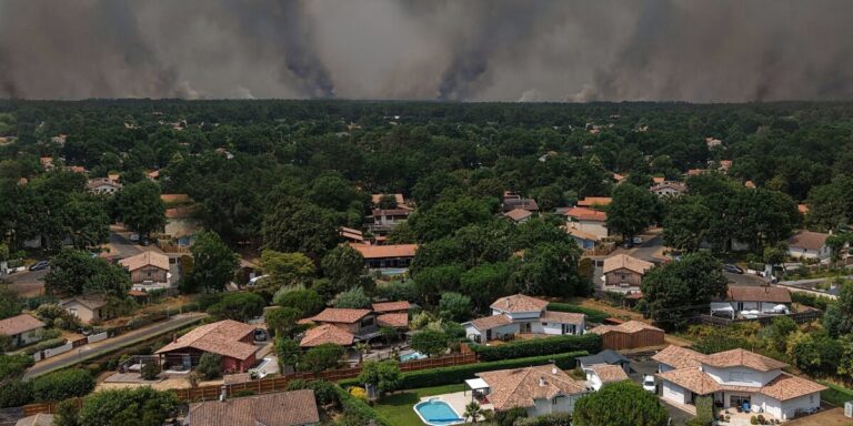 « Les clients voient l&rsquo;actualité et paniquent » : les hôtes de location en France exhortent les touristes à revenir après les annulations liées aux incendies de forêt