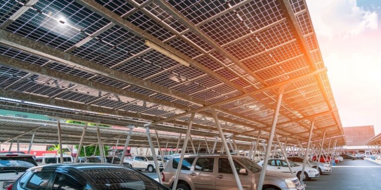 Les parkings solaires sont désormais obligatoires mais « seulement 10 à 15 % » s&rsquo;y conforment