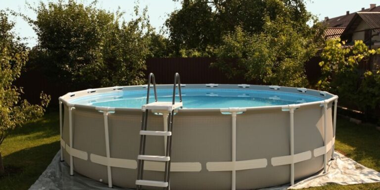 Les propriétaires de piscines hors sol en France risquent une taxe supplémentaire si celle-ci reste en place trop longtemps
