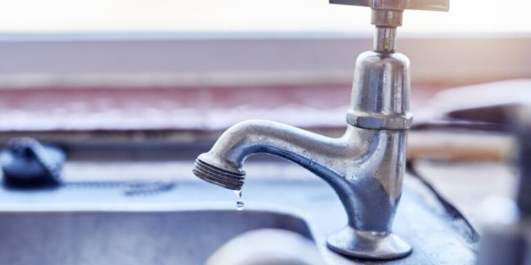 Les restrictions d&rsquo;eau du robinet augmentent en France : 57 départements en alerte « crise »