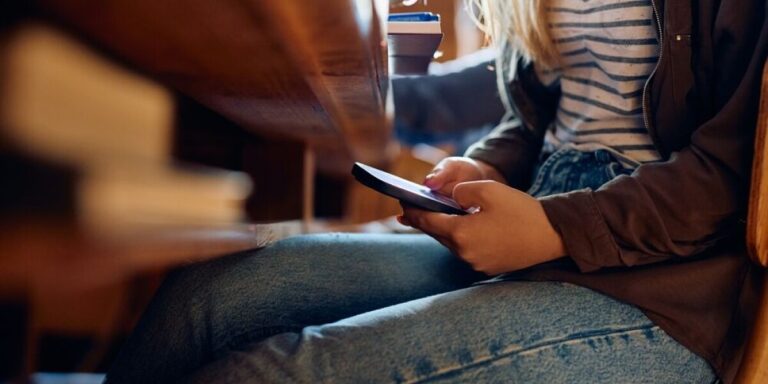 L&rsquo;interdiction d&rsquo;utiliser le téléphone portable dans les lycées français entre en vigueur la semaine prochaine