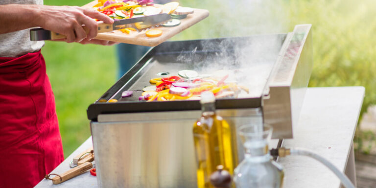 Pourquoi les planchas deviennent le choix préféré des Français pour cuisiner en plein air