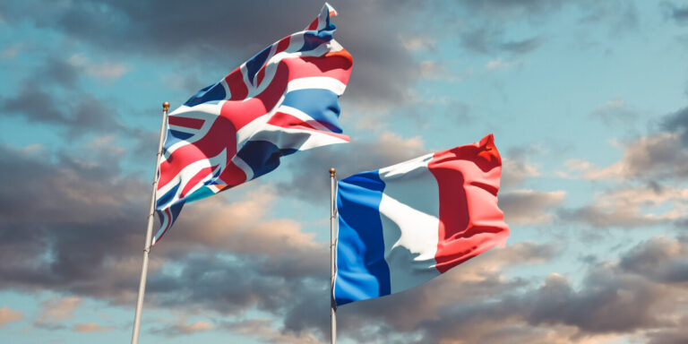 Puis-je voyager entre la France et le Royaume-Uni avec une carte d&rsquo;identité nationale et non un passeport français ?